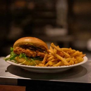 Burger de poulet & frites fraîche
