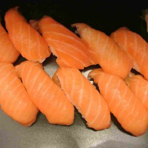 plateau nigiri sushi thon 10 pièces +1 entrée ..( en restaurant 19,50€ et avec snack-liv :