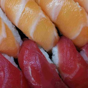 Plateau nigiri mix 10 pièces +1 entrée ..( en restaurant 19,50€ et avec snack-liv :