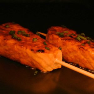 Saumon au Soja Caramélisé 4 pièces +1 bol de riz  ..( en restaurant 15€ et avec snack-liv :